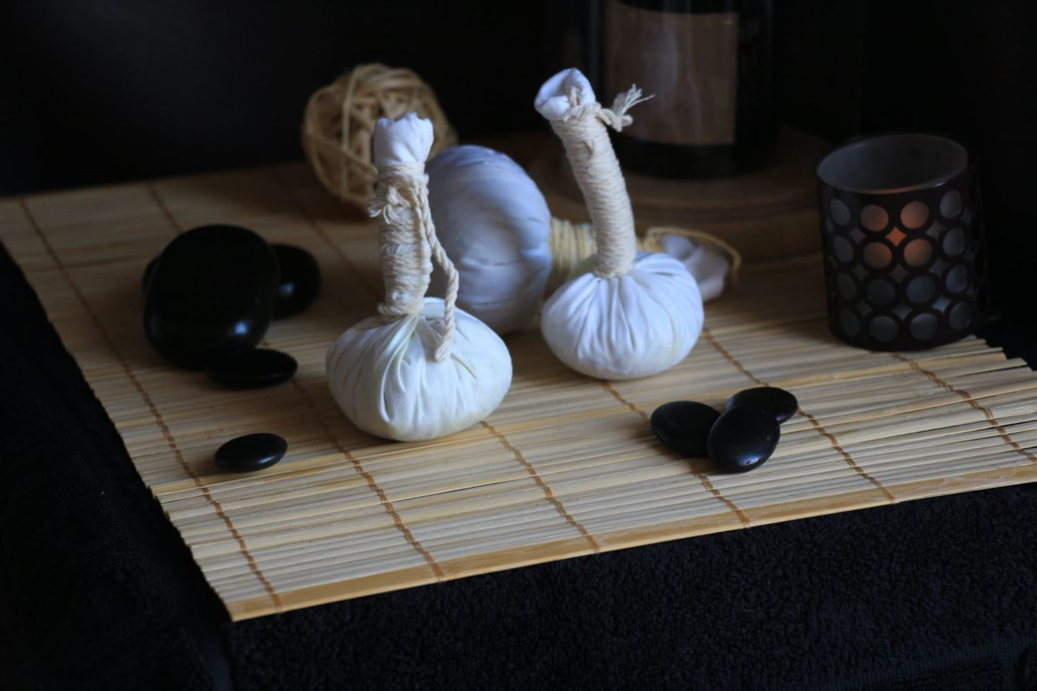 Pochons de plantes et pierres de basalte